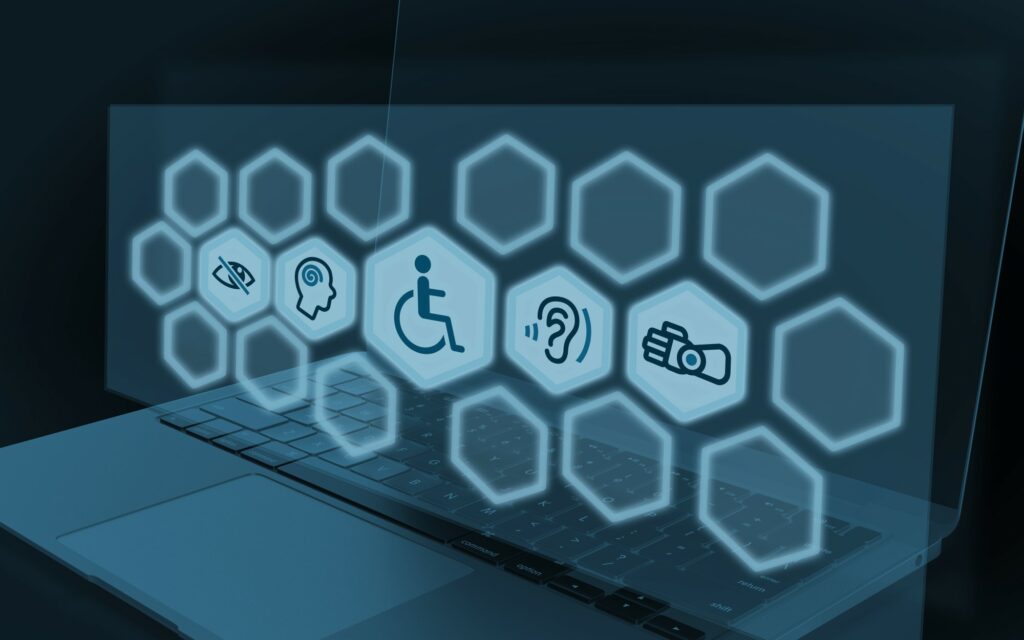 Laptop con simboli dell'accessibilità digitale per disabilità visive, uditive, motorie e cognitive